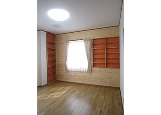 子供室の床はナラの無垢フローリングと壁の一部にパインの羽目板の自然素材を使用しています。